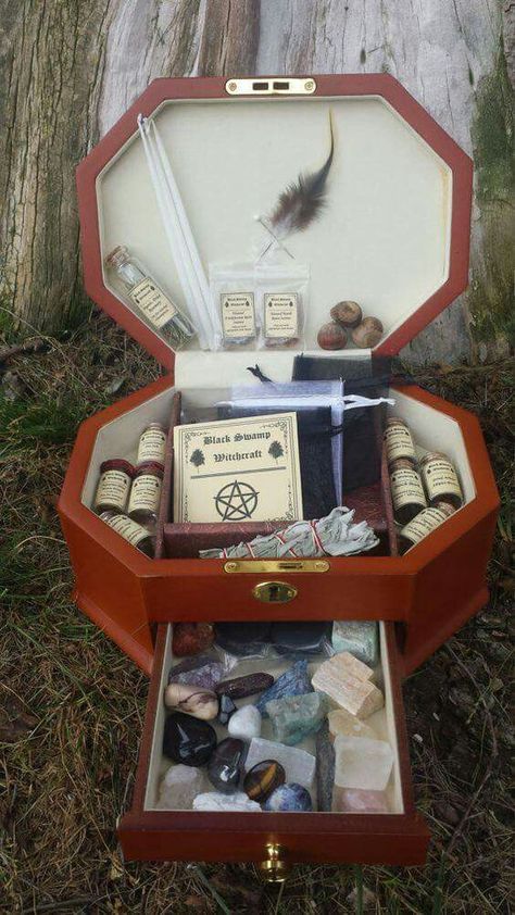 Traveling Wicca box Negative Energy Protection, Witch Tools, Witchcraft Altar, Wiccan Crafts, Jewelry Box Design, Pagan Crafts, Witches Altar, Wiccan Witch, Eclectic Witch