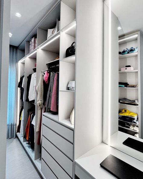 ��✨ Transforme seu espaço com funcionalidade e estilo! ✨ Esse recente projeto de closet para casal é um verdadeiro oásis de organização e elegância. Se imagine em um ambiente clean e minimalista, com tons neutros de cinza e detalhes ripados que exalam sofisticação. 🪞 A penteadeira com espelho e iluminação de LED embutido oferece a luz perfeita para a maquiagem, criando uma atmosfera de camarim. 💻 O espaço versátil também funciona como um apoio para seu home office, garantindo produtividade ... Closet Minimalista, Home Office, Closet, Quick Saves