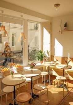 Boutique Cafe Interior, Natural Light Coffee Shop, Coffee Shop Reference, Coffee Shop Design Interior, Yellow Coffee Shop, Interior Design Coffee Shop, Aesthetic Cafe Interior, Cafe Atmosphere, Mini Cafeteria