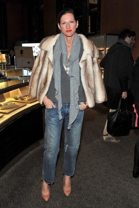 Again, her baggy jeans get capped off with a touch of luxury thanks to a fur jacket. Simple White Jumpsuit, Jenna Lyons Jcrew, Jenna Lyons Style, Estilo Olivia Palermo, The Sartorialist, Jenna Lyons, Giovanna Battaglia, Anna Dello Russo, J Crew Style