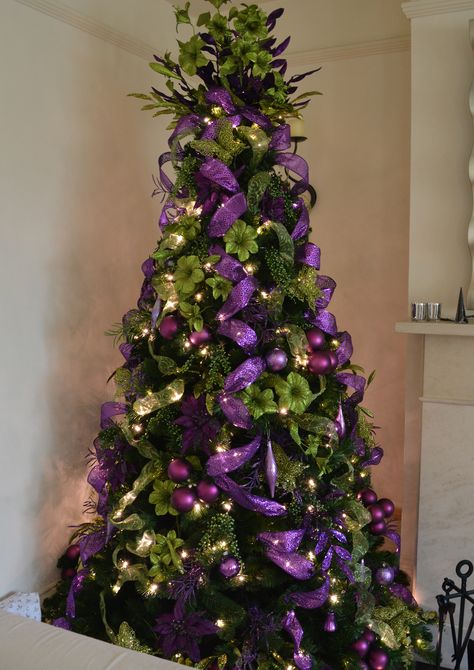 Purple Christmas Tree Decorations, Purple Images, Purple Christmas Decorations, Christmas Tree Theme, Green Christmas Tree Decorations, Purple Christmas Tree, Christmas Tree Green, Tree Theme, Tree Themes