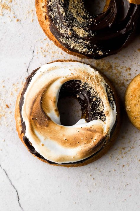 Baked S’mores Donuts - Baran Bakery S’mores Donut, Gourmet Donuts Ideas, Smores Donut, Donut Photography, Graham Cracker Cake, Holiday Donuts, Baked Donut, Donut Flavors, Cronut