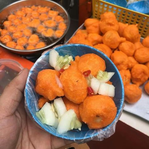 Kwek Kwek Aesthetic, Pinoy Street Food, Kwek Kwek, Filipino Street Food, Filipino Snacks, Bubble Milk Tea, Filipino Foods, Snacks Ideas, Filipino Food