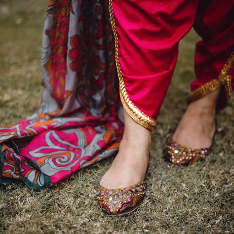 Fashion blogger photography Khussa Photography, Fashion Blogger Photography, Shoot Photography, Brand Shoot, Blogger Photography, Pakistani Fashion, Street Photography, Mule Shoe, Fashion Blogger