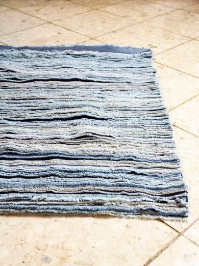 Denim Rug Denim Rug Diy, Denim Rug Diy Old Jeans, Denim Scraps Ideas, Rugs Homemade, Karpet Perca, Blue Jean Rug, Locker Rugs, Jean Projects, Denim Rag Rugs