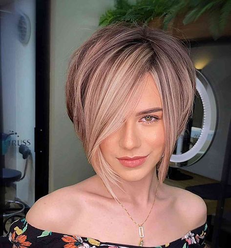 Bob Haircut Back View, Layered Bob Haircut, Short Hairstyles For Round Faces, Short Stacked Bob Haircuts, Short Hairstyles For Fine Hair, Bob Ideas, Angled Bobs, Inverted Bob Haircuts, Angled Bob Haircuts