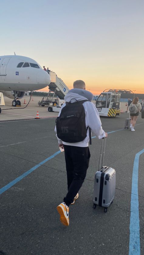 Airport Portrait, Mens Airport Style, Dubai Picture Ideas, Poses Aesthetic, Airport Aesthetic, Photos For Profile Picture, Airplane Mode, Insta Post, Europe Summer