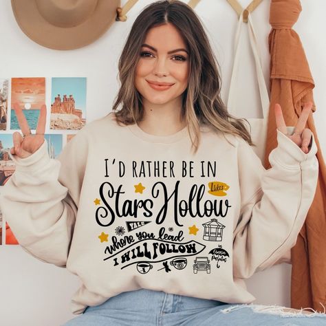 Gilmore Girls Merch, Gilmore Girls Shirt, Gilmore Girls Sweatshirt, Varsity Shirt, Walter Boys, Omnia Paratus, Cool Moms Club, Sweatshirt Ideas, Girls Things