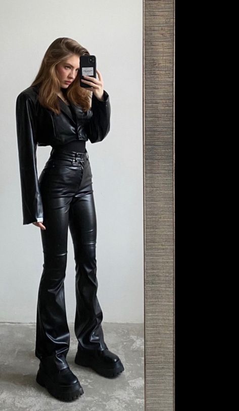 Bikercore Outfit, Leder Outfits, Black Leather Pants, Looks Street Style, Looks Black, Ținută Casual, Mein Style, Mode Inspo, Leather Outfit