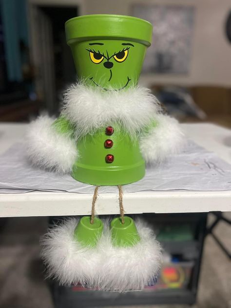 Grinch Terra Cotta Pot, Fall Terra Cotta Pot Ideas, Grinch Crafts, Terra Cotta Pot Crafts Diy, Grinch Christmas Decorations, Terra Cotta Pot Crafts, Christmas Pots, Pot Crafts, Flower Pot Crafts