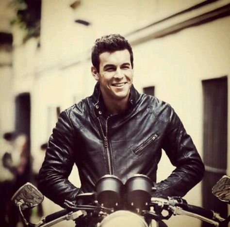 Mario Casas- 3 metros sobre el cielo Hugo Olivera, Motorcycle Suits Men, Madison Beer Outfits, Beer Outfit, Bike Photoshoot, Most Handsome Men, Celebrities Male, Look Fashion, Actors & Actresses