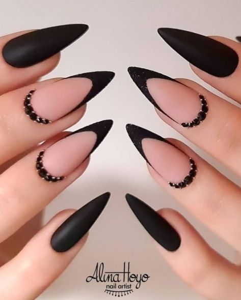 Unghie Sfumate, Long Stiletto, Nagel Tips, Manicure Tips, Nail Type, Stiletto Nails Designs, Black Nail Designs, Stick On Nails, Rhinestone Designs