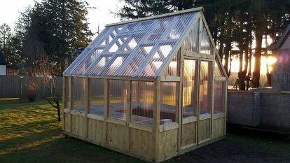 You might want to buy some 4x4’s when you see this awesome idea for your yard! #DIY #Yard #Greenhouse 4x4 Greenhouse, Greenhouse Panels, Geodesic Dome Greenhouse, Cheap Greenhouse, Greenhouse Design, Dome Greenhouse, Best Greenhouse, Green House Design, Pots Garden