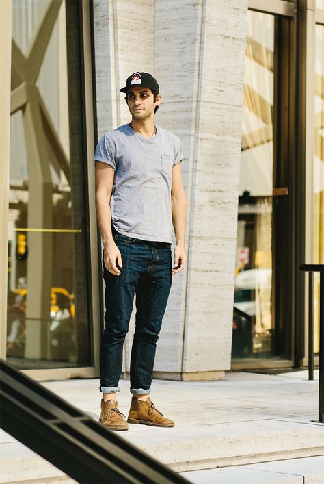 Desert boots look t-shirt Desert Boots Men Outfit, Desert Boot Outfit, Lincoln Center Nyc, Estilo Vans, Boots Men Outfit, Outfit Botas, Clarks Desert Boot, Boots Outfit Men, Peacoats