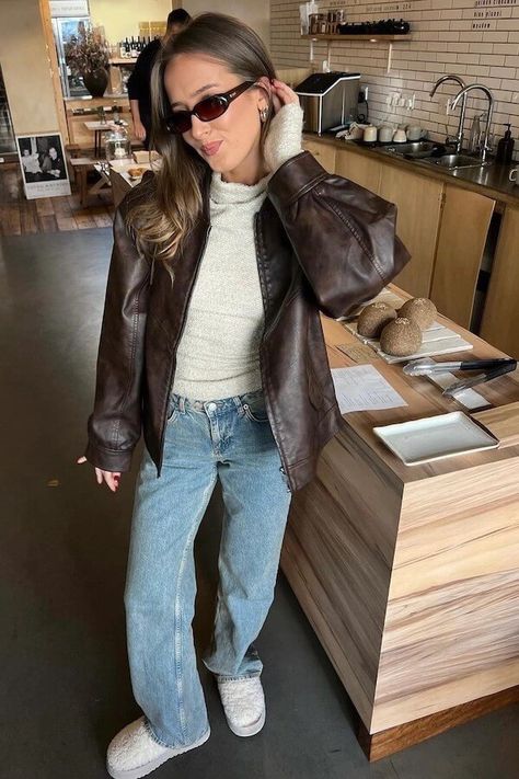 70+ Stylish UGGs Outfits To Elevate Your Style [2024]: Platform, Tasman, Classic Mini, and More! Marketing Student Outfit, Brown Jacket Outfit, Paris Fits, Brown Leather Jacket Outfit, Fall Jackets Outfit, Paris Autumn, November Outfits, Uni Fits, Outfit Otoño