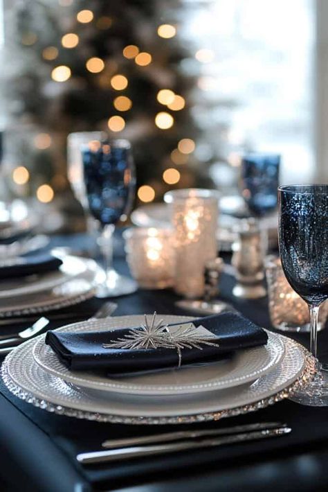 Dark Blue Table Setting, Dark Blue Christmas Decor, Bozicna Dekoracija, Winter Table Settings, Dinner Party Setting, Blue Place Settings, Dinner Party Settings, Winter Table Setting, Blue Table Settings