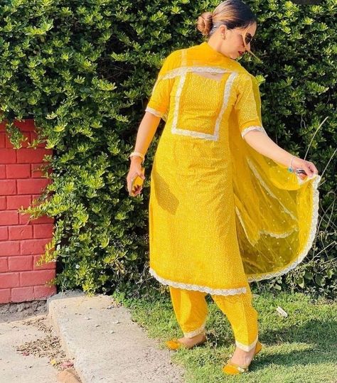 Plan Suit Designs With Lace Punjabi, Punjabi Suits Designer Boutique Cotton, Lace Suits Punjabi, Plain Punjabi Suits Simple, Cotton Punjabi Suits Designs, Summer Punjabi Suits Cotton, Plain Suits Design With Lace, Lass Design Suit, Cotton Lace Design On Suits