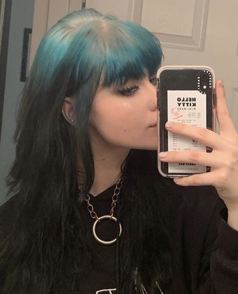 Blue And Bleached Hair, Dyed Hair With Roots Showing, Blue Hair Blonde Roots, Blue Roots Hair, Black Hair With Blue Roots, Color Roots Black Hair, Blonde Roots Black Hair, Root Dyed Hair, Roots Dyed Hair