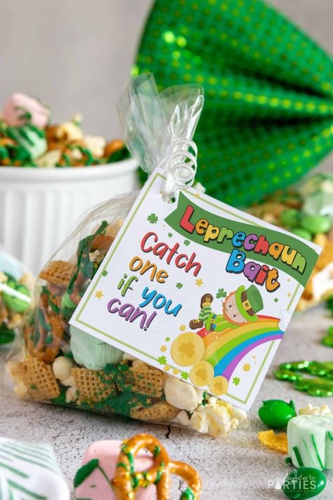 This Leprechaun bait is the perfect quick and easy, no bake St. Patrick's Day snack mix for the kids. Made with a mix of popcorn, Chex cereal, pretzels, Lucky Charms marshmallows, M&Ms and green candy melts, it's a fun sweet and salty St. Patrick's Day Chex party mix that is sure to please. Don't forget to grab your free printable tag to turn it into fun St. Patty's Day party favors for the class. Lucky Charms Marshmallows Only, Leprechaun Bait, Goodie Bag Ideas, Oil Based Food Coloring, Chex Party Mix, Candy Wafers, Lucky Charms Marshmallows, Lucky Charms Cereal, Chocolate Stores