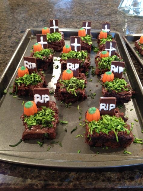 Tombstone Brownies, Grave Yard Brownies, Halloween Coffin Brownies, Brownie Tombstones, Halloween Frosted Brownies, Halloween Brownies, Halloween Food Crafts, Halloween 1, Halloween School