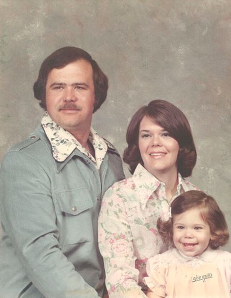 vintage everyday: Not All Portrait Photography Studios Are Equal: 30 Photos of Regular People Looking Extraordinarily Bad from the 1970s and '80s Shirt Collars, Floral Silk Shirt, Old Hairstyles, Awkward Family Photos, Leisure Suit, Step Brothers, Glamour Shots, Cool Poses, Hair Reference