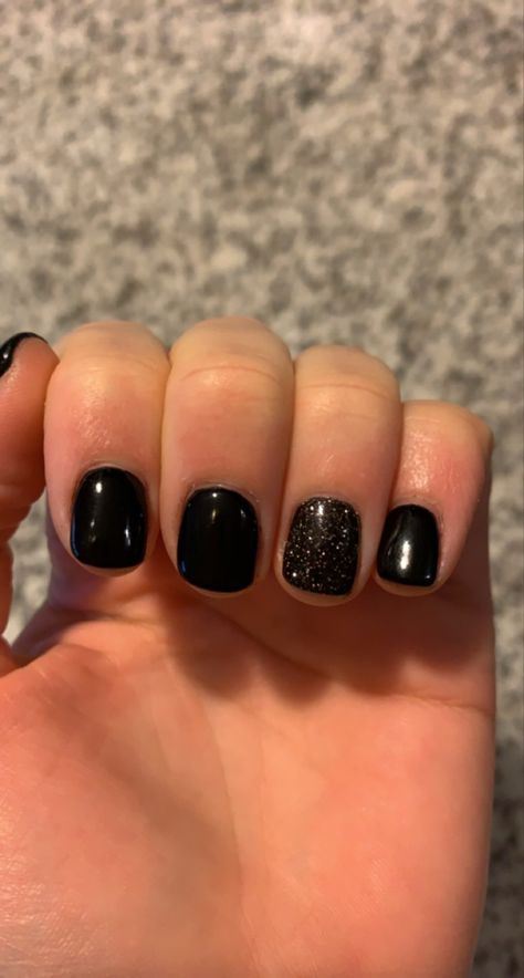 Pretty Short Nails Simple Black, Black Dip Nails With Accent Nail, Black Nail Combinations, Black Nails With An Accent Nail, Black Dip Manicure, Black Nails Real Nail, Black And Green Dip Nails, Black Nail With Accent, Short Black Nails With Accent Nail