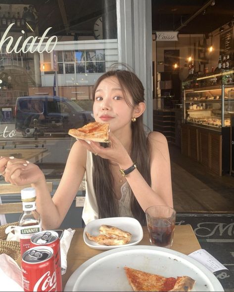 Pizza Pose Instagram, Pose With Pizza, Eating Pizza Pose, Uzzlang Instagram, Eating Pizza Aesthetic, Photo Inspo Instagram, Street Pics, Cute Pizza, Insta Aesthetic