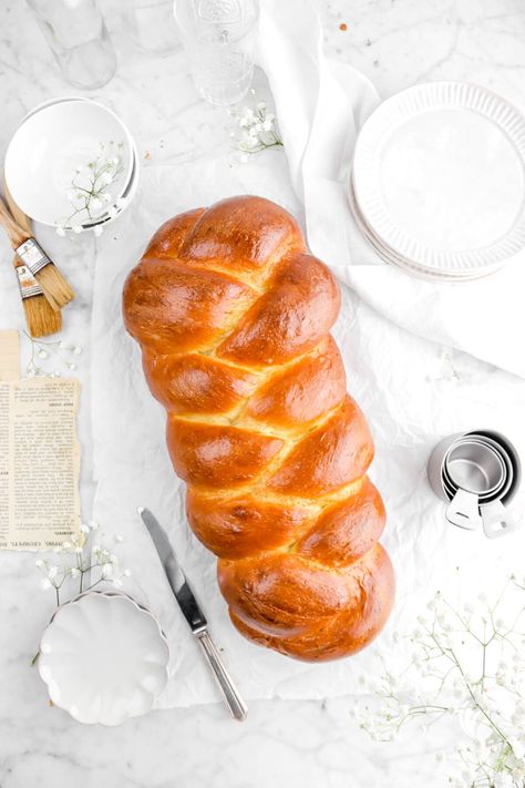 Soft, fluffy, gorgeous, easy to make, and so delicious! Homemade Challah is the perfect bread for so many dishes or just on its own with a smear of jam. SO. GOOD. Sourdough Challah Recipe, Sourdough Challah, Challah Bread Recipe, Greek Easter Bread, Protein Bread, Fresh Fruit Juice, Easter Bread, Challah Bread, Hamburger Buns