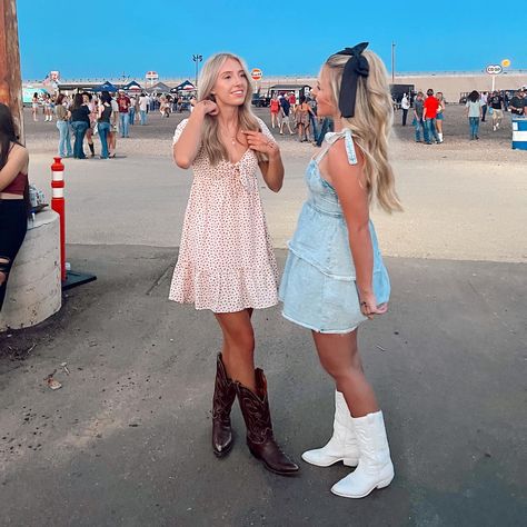 Concert Outfit Boots, Boots Concert Outfit, Brown Cowgirl Boots Outfit, White Cowgirl Boots Outfit, Dress And Boots Outfit, Friend Pose Ideas, Country Concert Dress, Dress With Cowgirl Boots, Outfit Cowgirl