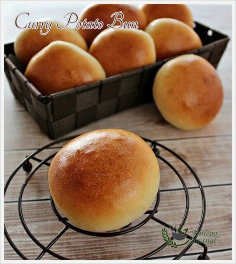 These curry potato buns were soft and very delicious especially when they were hot Curry Bun, Bun Dough Recipe, Curry Buns, Potato Buns, International Dishes, Bread Bun, Bun Recipe, Bread Machine Recipes, How To Cook Potatoes