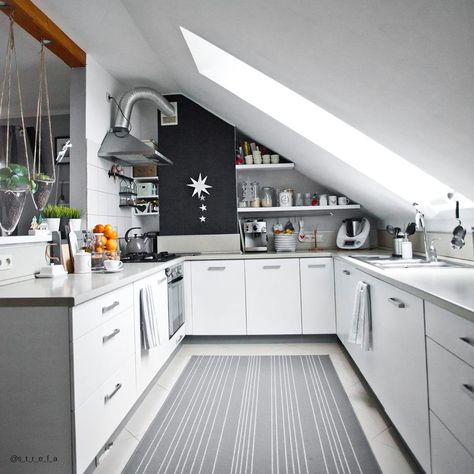 Attic Kitchen Ideas, Loft Kitchen Ideas, Attic Kitchen, Modern Kitchen Open Plan, Loft Kitchen, Small Kitchen Decor, Attic Bedrooms, Attic Apartment, Little Kitchen