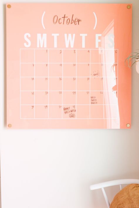 Easy Oversized Acrylic Calendar - A Beautiful Mess Room Decor Homemade, Diy Easy Room Decor, Acrylic Crafts, Acrylic Calendar, Diy Organizer, House Organization, Easy Room Decor, Dry Erase Calendar, Diy Calendar