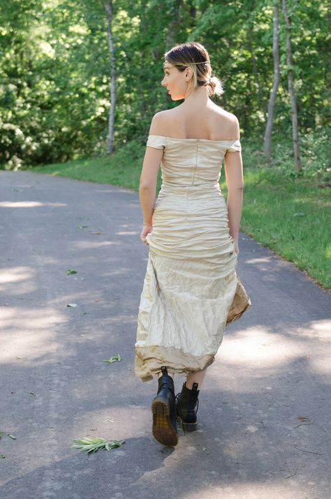 Head chain, wedding dress, doc martens Prom Dress Doc Martens, Doc Martens Prom Dress, Wedding Dress With Docs, Wedding Dress And Doc Martens, Doc Martens Wedding Dress, Prom Dress With Doc Martens, Doc Martens Wedding, Grunge Wedding Dress, Punk Wedding Dresses