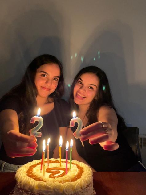 Twins Birthday Photoshoot Ideas, Twin Birthday Photoshoot Ideas, Twin Birthday Pictures, Bday Poses, Twin Photoshoot, 22 Bday, Combined Birthday Parties, Birthday Twins, Pictures For Friends