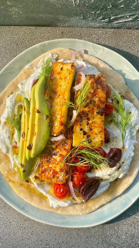 Haloumi Wrap Recipes, Halloumi Flatbread, Halloumi Wrap, Halloumi Cheese Recipes, Halloumi Recipes, Haloumi Recipes, Healthy Wrap, Plats Healthy, Easy Wrap