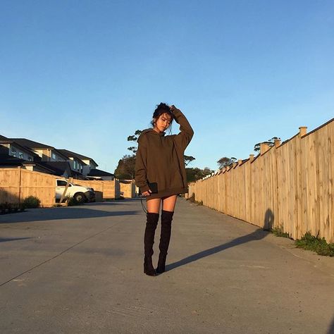 1,158 Likes, 2 Comments - @shop.kozy on Instagram: “ @itsseryna in our Oversized Fleece Hoodie and Knee High Heel Boots! All orders over 75$ receive��…” Hoodie With Heels, Hoodie Concept, Oversized Hoodie Outfit, Heels Boots Outfit, College Clothes, Knee High Heel Boots, Large Size Womens Shoes, Trendy Heels, Shirt Dress Outfit