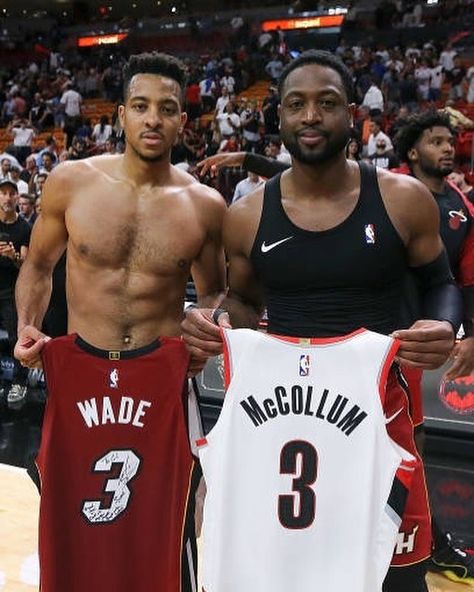 Respect 🙏 Cj Mccollum, Nba Superstars, Basketball Drawings, Dwayne Wade, Bacon Cauliflower, African American Beauty, Nba Basketball Art, Nba Miami Heat, Cauliflower Salad