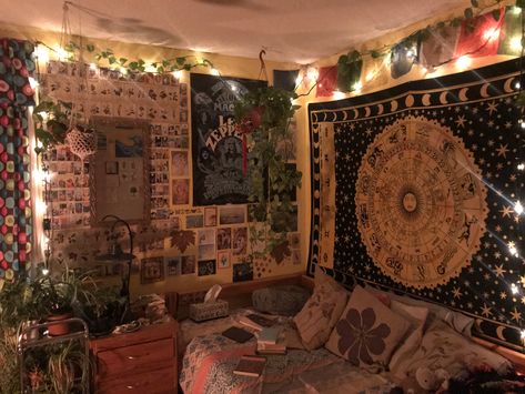 Earthy Grunge Aesthetic Room, Cluttered Wall Aesthetic, Marauders Bedroom Aesthetic, Horror Bedroom Aesthetic, Vintage Grunge Bedroom, Cluttercore Bedroom Aesthetic, Dark Dorm Room Aesthetic, Grunge Room Decor 90s, Earthy Dorm Room Ideas