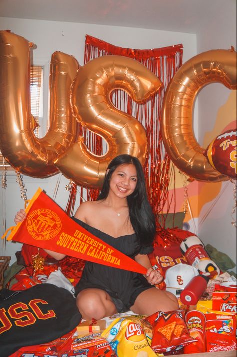 College, commitments, commitment day, University of Southern California Usc Campus Aesthetic, Usc Acceptance, Usc Aesthetic, Usc College Aesthetic, Usc University, Usc Dorm Southern California, Usc College, Aesthetic Bed, Bed Party