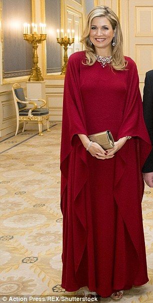 Maxima opted for a dazzling red gown as she and her husband received a visit from the Germ... Arabian Outfit, Model Kaftan, Arabic Kaftan, Mode Abayas, Kaftan Designs, Abaya Style, Style Royal, Salwar Kamiz, Mode Abaya