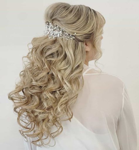 Blonde Swept Curls Loose Hairdo For Round Faces Wedding Hairstyles For Round Faces, Round Face Hairstyles Long, For Wedding Hairstyles, Hairstyles For Brides, Long Loose Curls, Healthy Hair Colors, Easy Little Girl Hairstyles, Bridal Hairdo, Hair Puff