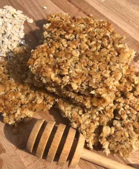 Baked Oat & Honey Bars – #FoodieScore Honey Apple Oat Bars, Honey Oatmeal Balls, Bayou Bars, Honey Granola Bar Recipe, Daycare Snacks, Honey Bars, Oat Bars Healthy, Oatmeal Granola Bars, Honey Snacks