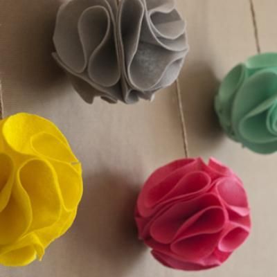 I like simple crafts that have big impact! Felt pompoms! Use for holiday or party decorations also! Pom Pom Tutorial, Pom Pom Flowers, Flower Ball, Christmas Ornaments Homemade, Diy Creative Crafts, Tutorial Diy, Felt Diy, Crafty Craft, Flower Tutorial