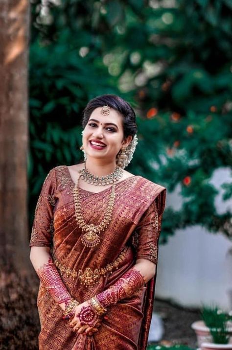 Indian Bridal Looks, Kerala Hindu Bride, Kerala Wedding Saree, South Indian Wedding Saree, South Indian Bride Saree, Indian Bride Poses, Portraits Ideas, Kerala Bride, Bridal Sarees South Indian