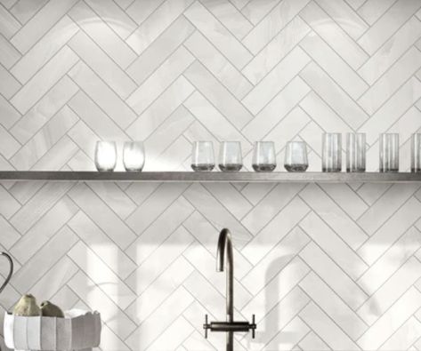 Marble Brick Tiles Bathroom, Herringbone Kitchen Tiles, Kitchen Wall Tiles Ideas, Kitchen Subway Tiles, Herringbone Splashback, White Kitchen Splashback Ideas, Herringbone Tiles Kitchen, Kitchen Tiles Wall, White Brick Tiles