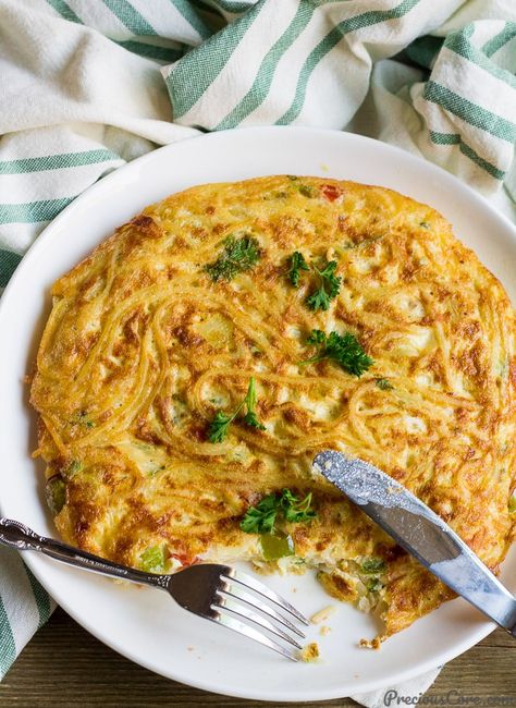 Noodle Omelette, Spaghetti Breakfast, Pasta Omelette, Leftover Spaghetti Noodles, Breakfast Spaghetti, Spaghetti Frittata, Veggie Spaghetti, Leftover Spaghetti, Quick Delicious Meals