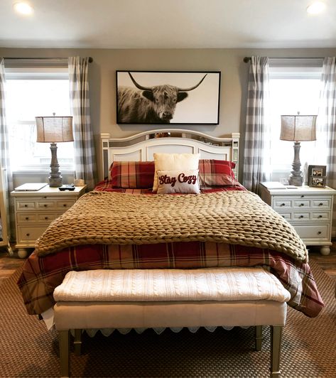 Red Western Bedroom, Red Plaid Bedroom Ideas, Married Bedroom Ideas, Plaid Bedroom, Burgundy Bedroom, Lakehouse Bedroom, Small Cabin Interiors, Cabin Bedroom, Western Bedroom