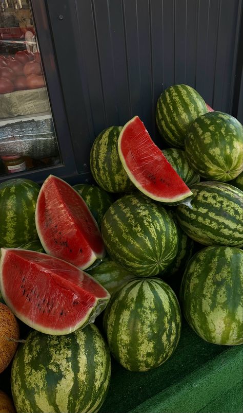 Watermelon Vodka Drinks, Watermelon Farming, Watermelon Juice Recipe, Watermelon Sangria, Watermelon Dessert, How To Grow Watermelon, Patio Gardening, Watermelon Water, Watermelon Cocktail