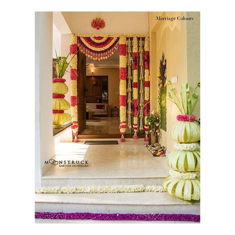 Indian Wedding Decor Inspiration Door Flower Decoration, Home Flower Decor, Indian Wedding Decor, House Warming Ceremony, Housewarming Decorations, Wedding Entrance Decor, Mandap Decor, Desi Wedding Decor, Pooja Room Door Design