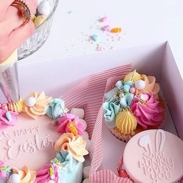 ChellBells Cakes 💗 on Instagram: "💖🐣🐰 EASTER LOVE 🐣🐰💖 Some behind the scenes footage of how I created my Easter Bento Gift Box 💖🐥 Cookie Plaque Embossers are from @lissieloulondon 🥰 DISCOUNT CODE - CHELLBELLS10 for 10% off of your order @lissieloulondon Sprinkles @happysprinkles_ DISCOUNT CODE - HAPPYCHELL10 for 10% off your order . . . . . . . . . . . #caketutorial#caketutorials#cakedecorating#cakedecoratingvideos#cakecutting#eastercupcakes #eastercake #minicakes#dripcake#bentocake#be Easter Bento, Spring Cake Designs, Cake Decor Ideas, Easter Cake Designs, Easter Desserts Cake, Cake Magic, Cupcake Flowers, Gift Box Cakes, Bento Cakes